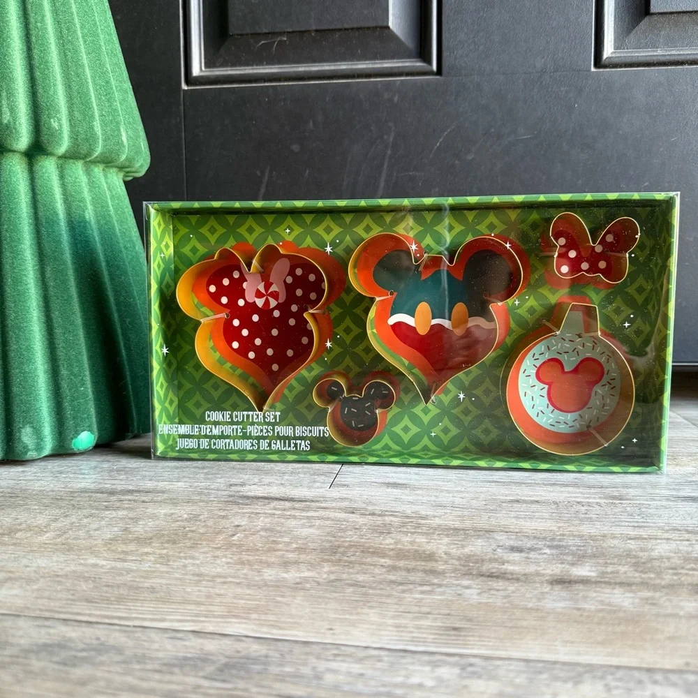 New in box! Disney Parks Mickey Mouse Christmas Cookie Cutter Set